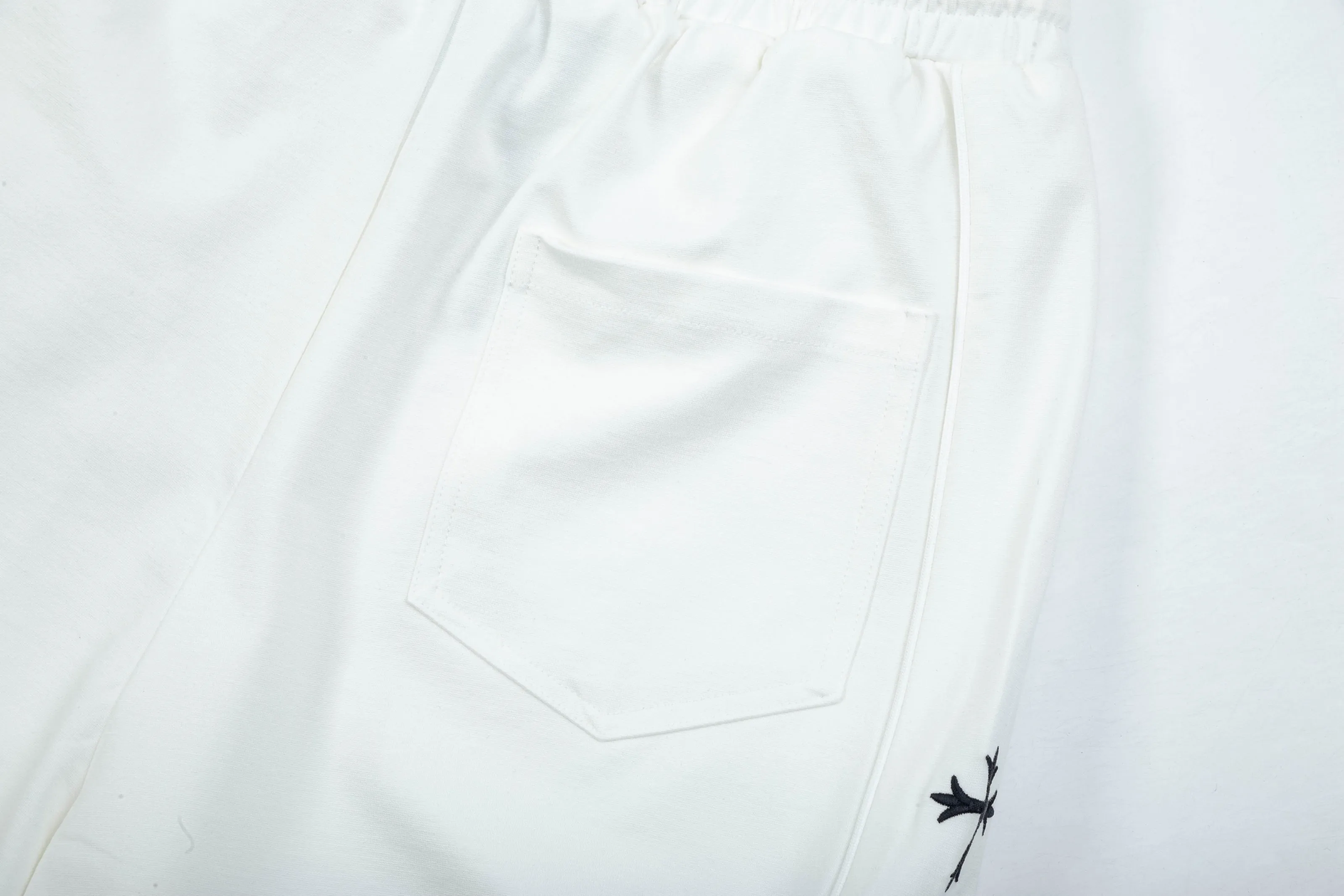 🅿️190 2025 Croxin new knitted shorts, customized fabric, knitted with knitted logo printed on it. The version is tight and three-dimensional, with straight stripe splicing. The customized trouser cord hardware has strong texture and smoothness. The upper body is comfortable and breathable. It has a concave and convex three-dimensional feel. It is fashionable and casual. Color: Black - White Size: M-4XL